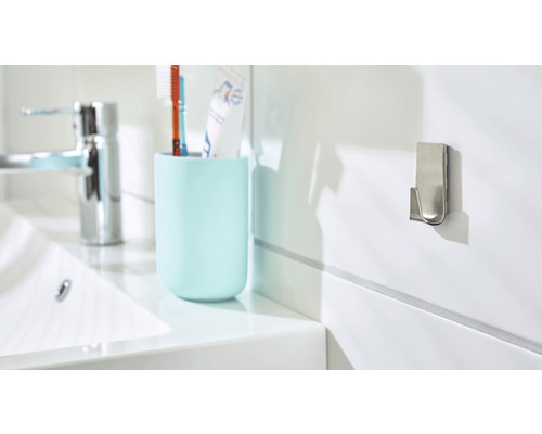 Badkamer scène met wastafel, tandenborstelbeker en wandhaak