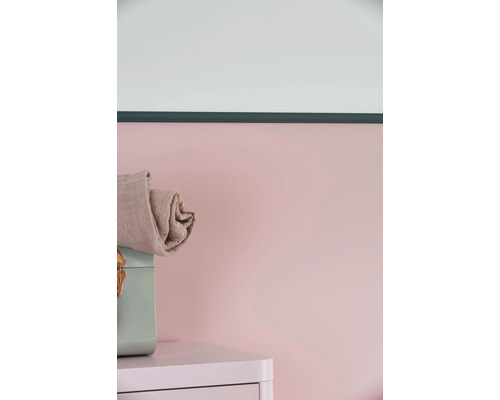 Foto van een commode met een deken op een kist.