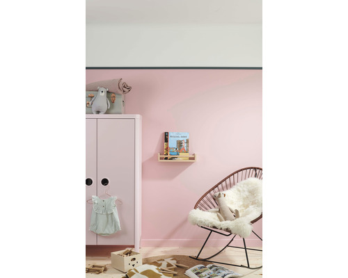 Kinderkamer met kast, schommelstoel, wandplank en speelgoed