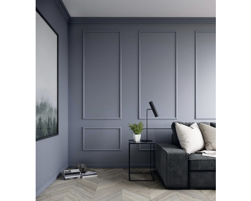 Woonkamer met wandpanelen, bank en decoratie