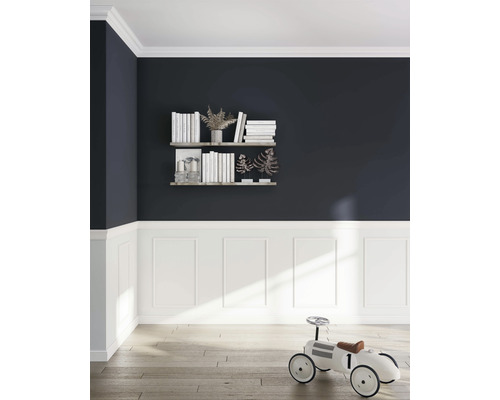 Woonkamer met boekenplank, lambrisering en speelgoedauto