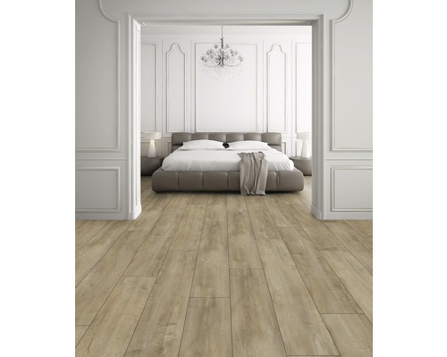 Lichte slaapkamer met houten vloer, bed en decoratieve verlichting.