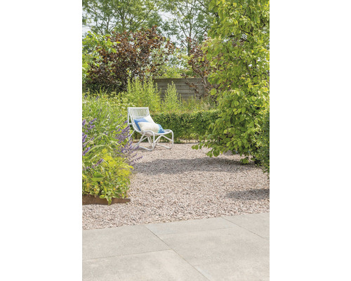Tuinscene met zitje, grind en planten