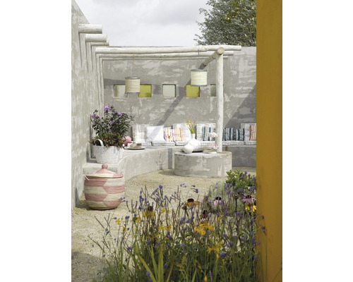 Ontworpen buitenruimte met zitplaatsen, verlichting en planten