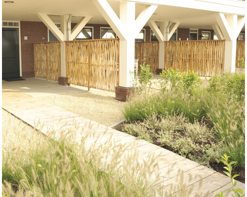 Buitenkant met houten privacyscherm en tuinbeplanting