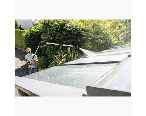Man reinigt kasdak met hogedrukreiniger en lans