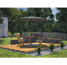 Houten terras met tuinmeubelen en parasol in de tuin