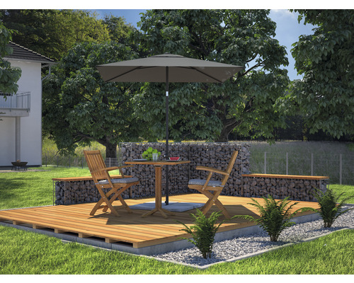 Houten terras met tuinmeubelen en parasol in de tuin