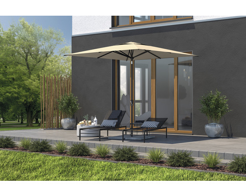 Terras met parasol, ligstoelen en beplanting