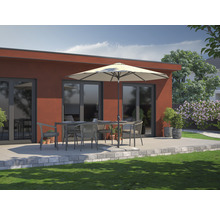 Terrasscène met eettafel, stoelen en parasol voor een gebouw