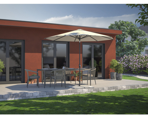 Terrasscène met eettafel, stoelen en parasol voor een gebouw