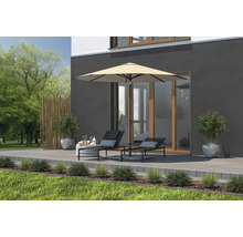 Terras met parasol, twee ligstoelen en beplanting