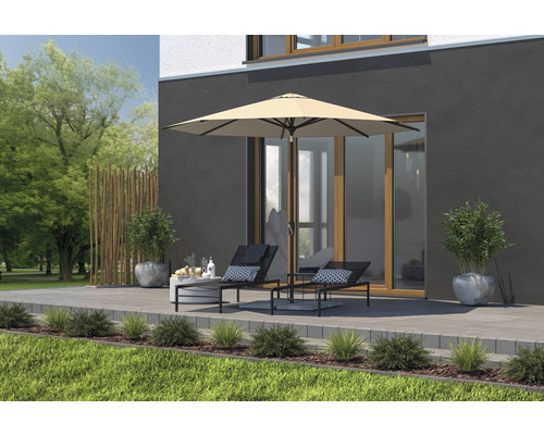 Terras met parasol, twee ligstoelen en beplanting