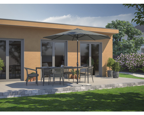 Terras met tuinmeubelen en parasol voor huis