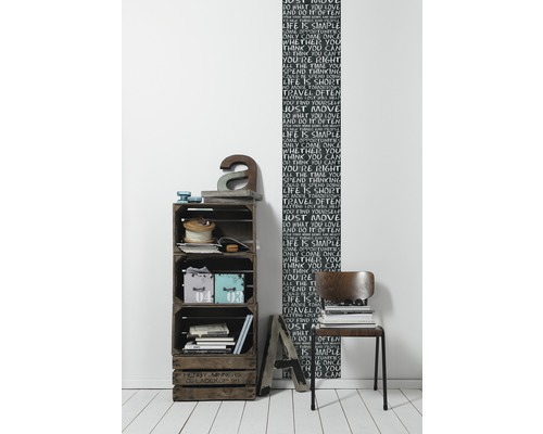 Kamerontwerp met houten kistenrek, decoratieve elementen en een wandbehang met letterontwerpen