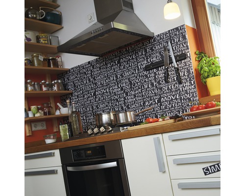 Keukenscène met afzuigkap, fornuis, spoelbak en werkblad.