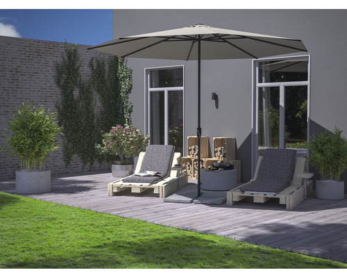 Terrasscène met twee houten ligstoelen, parasol, bijzettafel en decoratie op een houten vloer