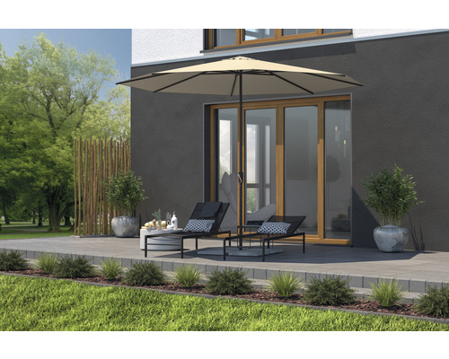 Terras met parasol en ligstoelen