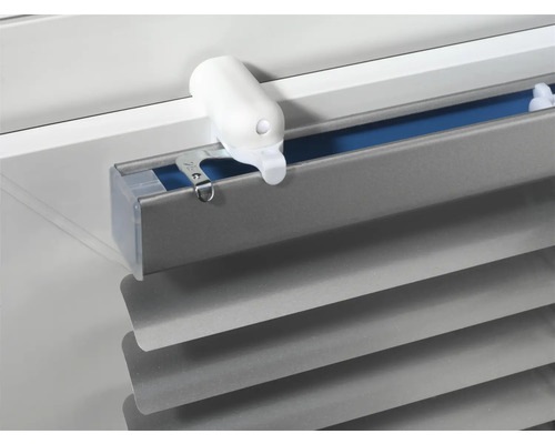 Gedetailleerd beeld van een grijze jaloezie met bedieningselementen voor lichtregeling.