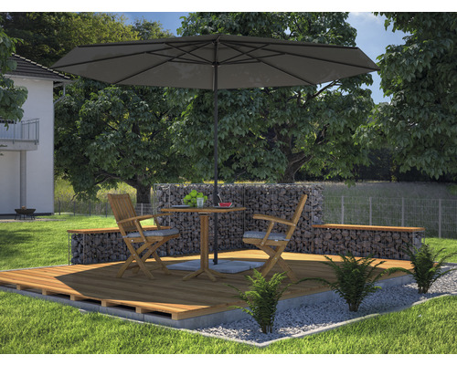 Tuin met houten terras, parasol, tafel, stoelen en schanskorven