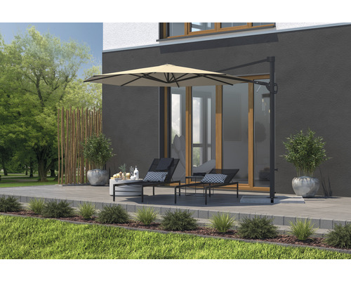 Terras met zweefparasol, ligbedden en decoratie