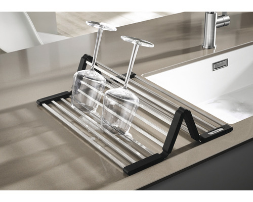 Afdruiprek met twee glazen op een aanrechtblad naast een gootsteen