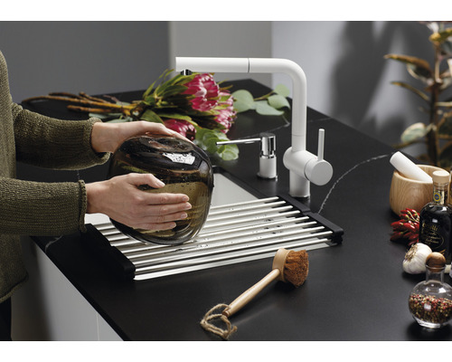 Keukenscène met afwas, kraan en keukendecoratie op een aanrecht