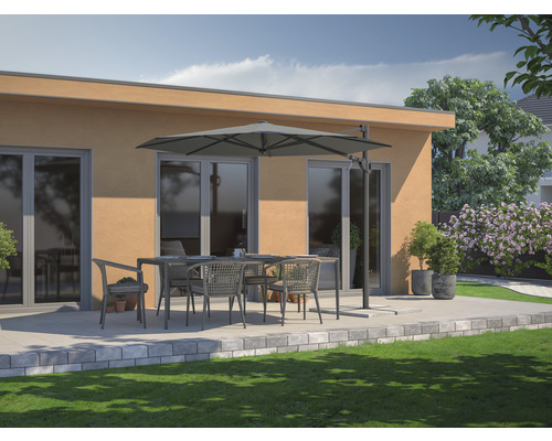 Terrasscène met eettafel, stoelen en parasol voor een gebouw