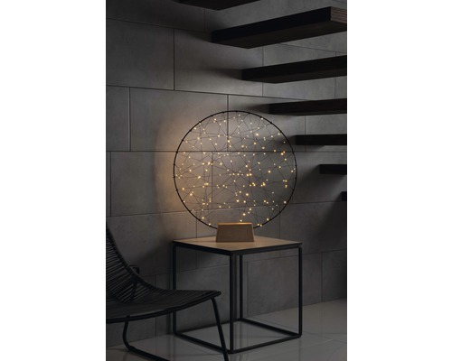Decoratieve tafellamp met ledverlichting op een bijzettafel
