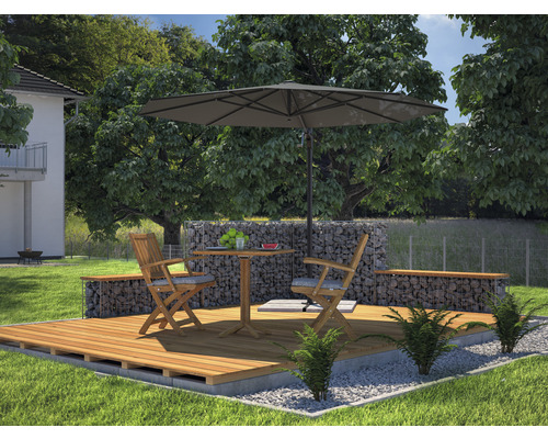 Tuinscene met houten terras, schanskorfmuur, tuintafel, stoelen en parasol