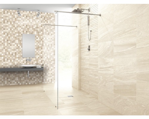 Lichte badkamer met tegels, douchecabine en wastafel