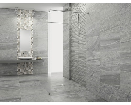 Lichte badkamer met grijze tegels, wastafel en glazen douchecabine.