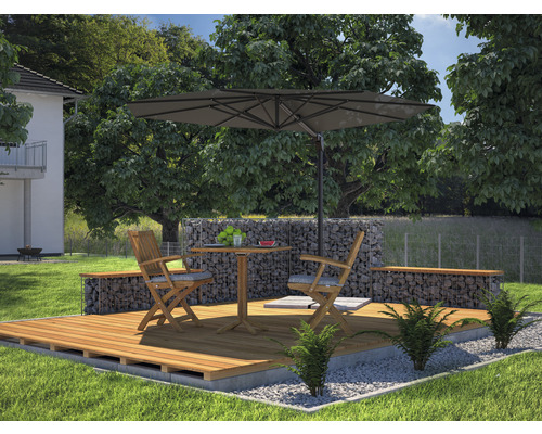 Tuinscene met houten terras, schanskorfmuur, tafel, stoelen en parasol