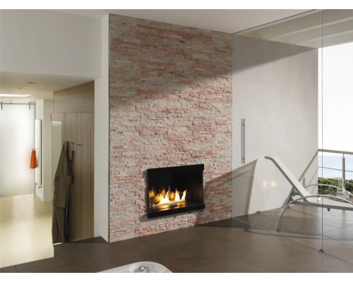 Badkamer met open haard en stenen muur