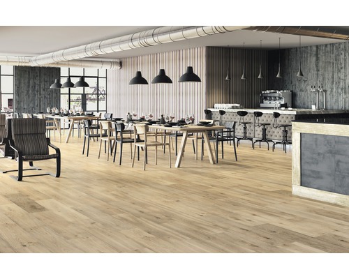 Interieur van een restaurant met houten vloer, tafels en stoelen