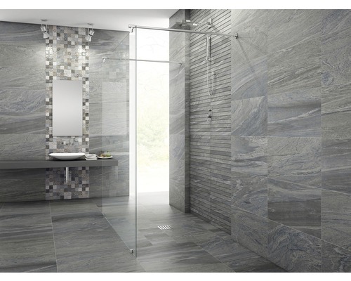 Moderne badkamer met grijze tegels, wastafel en glazen douchecabine.
