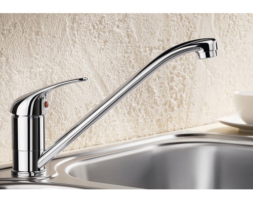 Keukenkraan van metaal met hoge uitloop