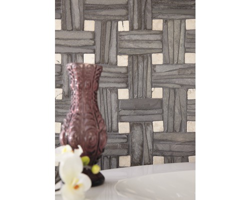 Mozaïektegels met vlechtpatroon in badkamer