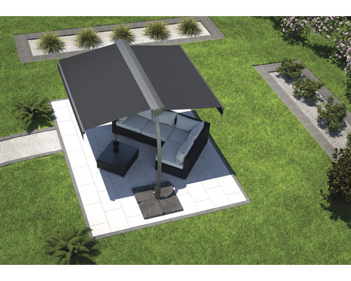 Tuinaanzicht met parasol en zithoek op een betegelde ondergrond