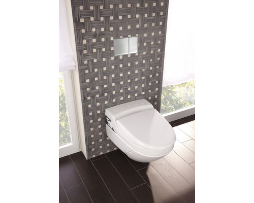 Hangende douche-wc in een badkamer met een wand met patroon