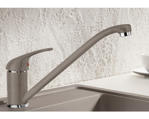 Keukenkraan met hoge uitloop op een gootsteen