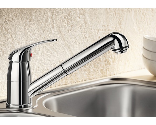 Chromen keukenkraan met uitloop boven de spoelbak