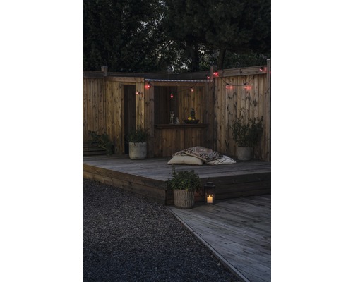 Houten terras met tuinmeubelen, verlichting en planten