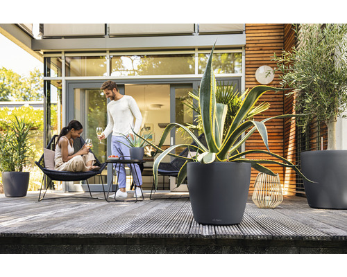 Terras met plantenbakken en ontspannen personen