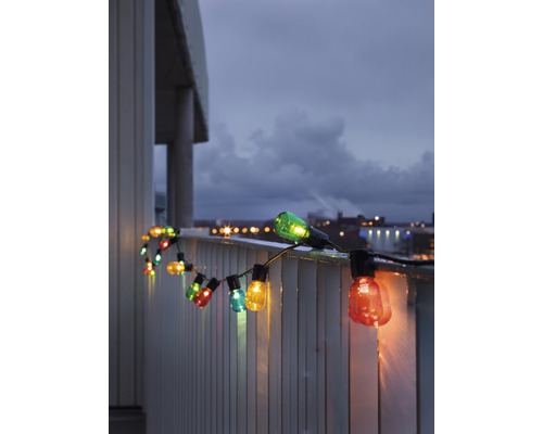 Lichtsnoer met gekleurde lampen op een balkonreling