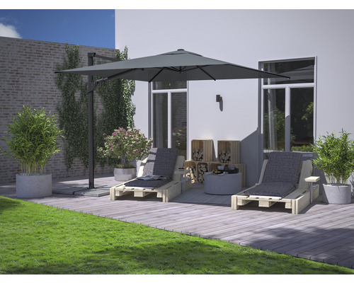 Terrasscène met twee houten ligstoelen, parasol en decoratie