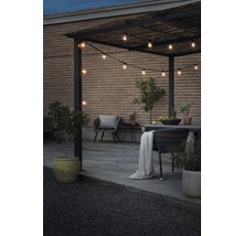 Buitenruimte met pergola, lichtsnoer en tuinmeubelen op een houten terras