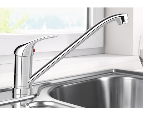 Metalen keukenkraan in een gootsteen