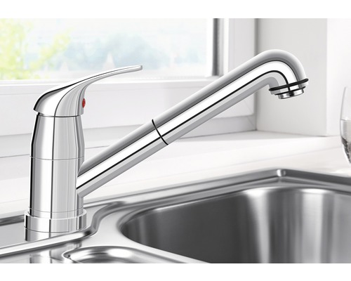 Metalen keukenkraan in de gootsteen