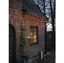 Bakstenen gebouw met raam en lichtsnoer